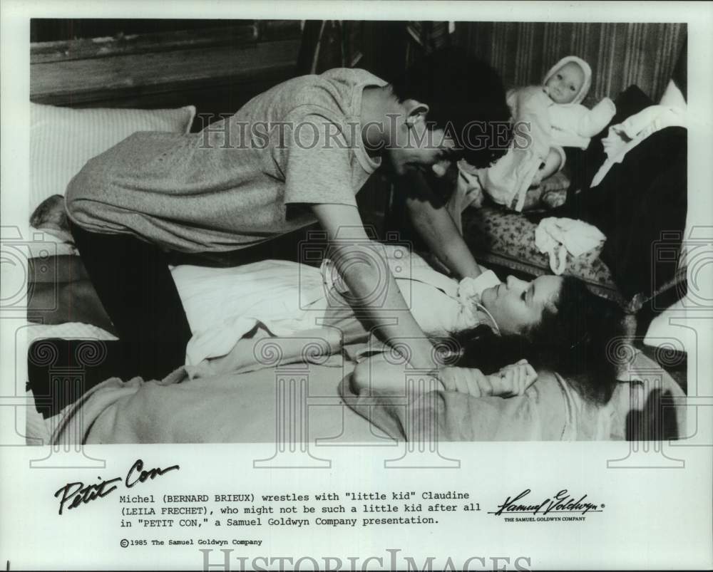 1985 Press Photo &quot;Petit Con&quot; Movie Scene with Bernard Brieux, Leila Frechet- Historic Images