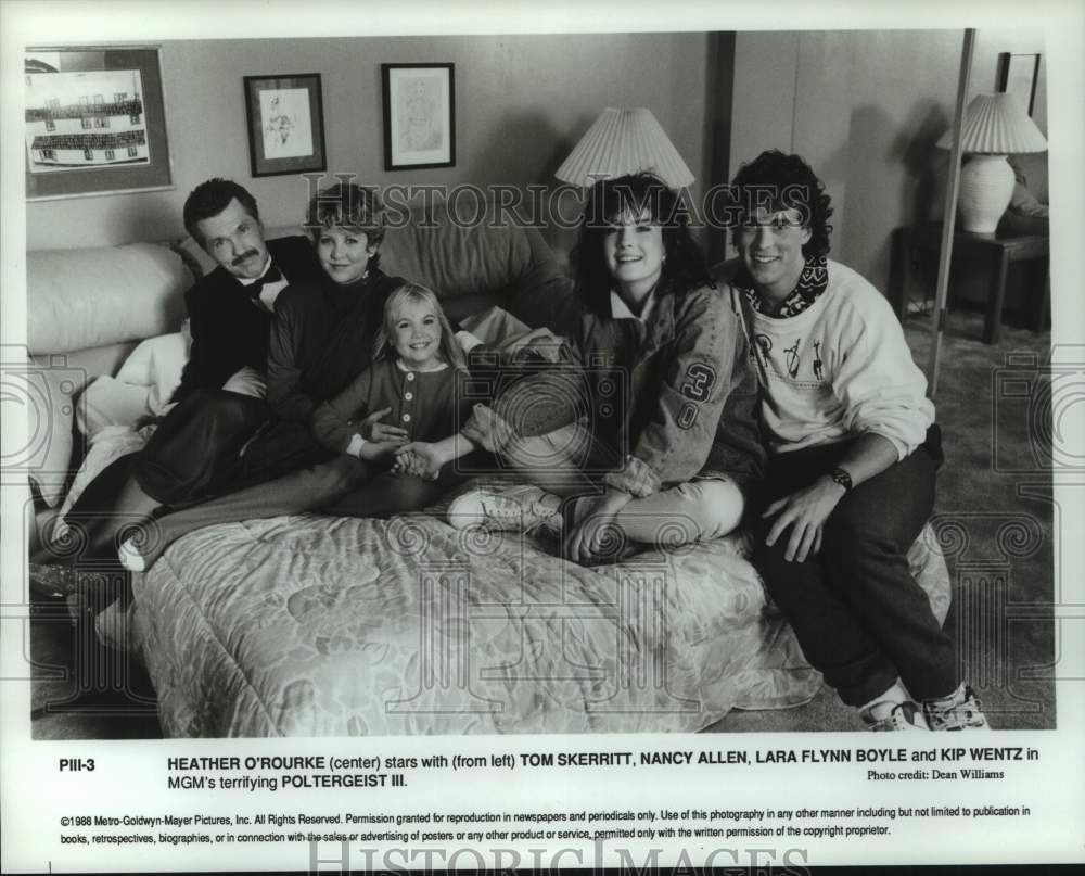 1988 Press Photo Cast photo on set of movie &quot;Poltergeist III&quot; - hcp12844- Historic Images