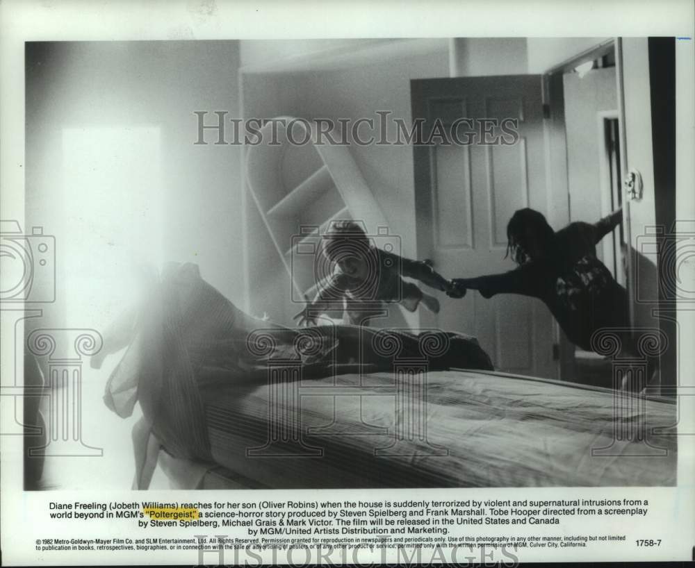 1982 Press Photo Jobeth Williams hangs on to Oliver Robins in &quot;Poltergeist&quot;- Historic Images