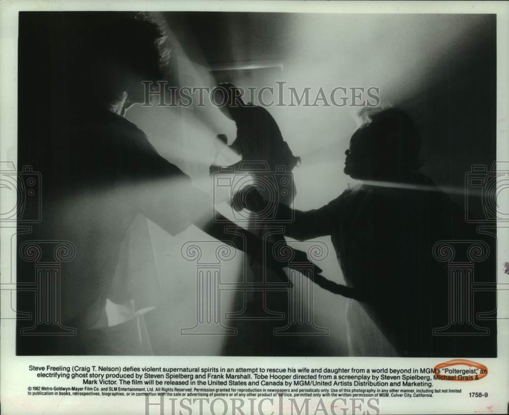 1982 Press Photo &quot;Poltergeist&quot; movie scene with Steve Freeling - hcp12853- Historic Images