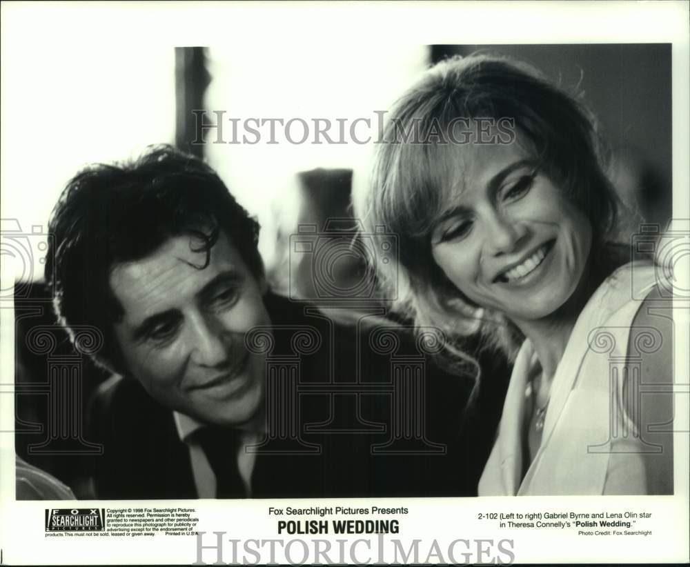 1986 Press Photo Gabriel Byrne and Lena Olin in movie &quot;Polish Wedding&quot;- Historic Images