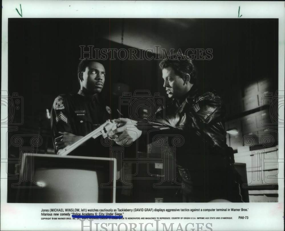 1989 Press Photo Michael Winslow and David Graf in scene from &quot;Police Academy 6&quot;- Historic Images