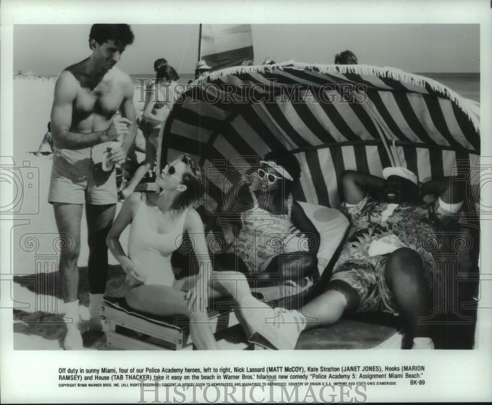 1988 Press Photo Cast of &quot;Police Academy 5: Assignment Miami Beach&quot; on the beach- Historic Images