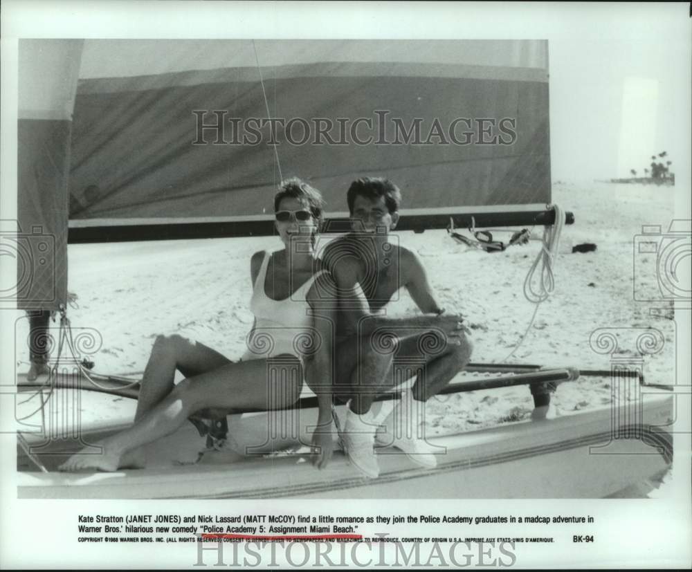 1988 Press Photo Janet Jones & Matt McCoy in "Police Academy 5: Miami Beach"- Historic Images