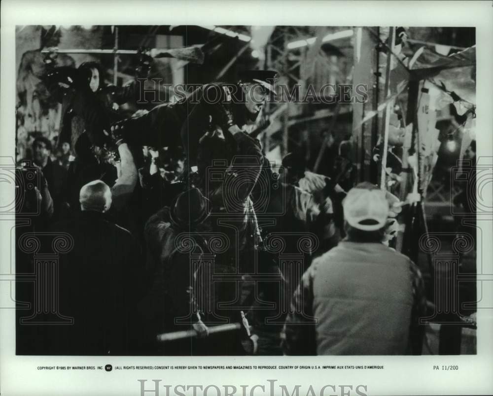 1985 Press Photo Actors and Cameramen Film Scene For &quot;Police Academy 2&quot;- Historic Images