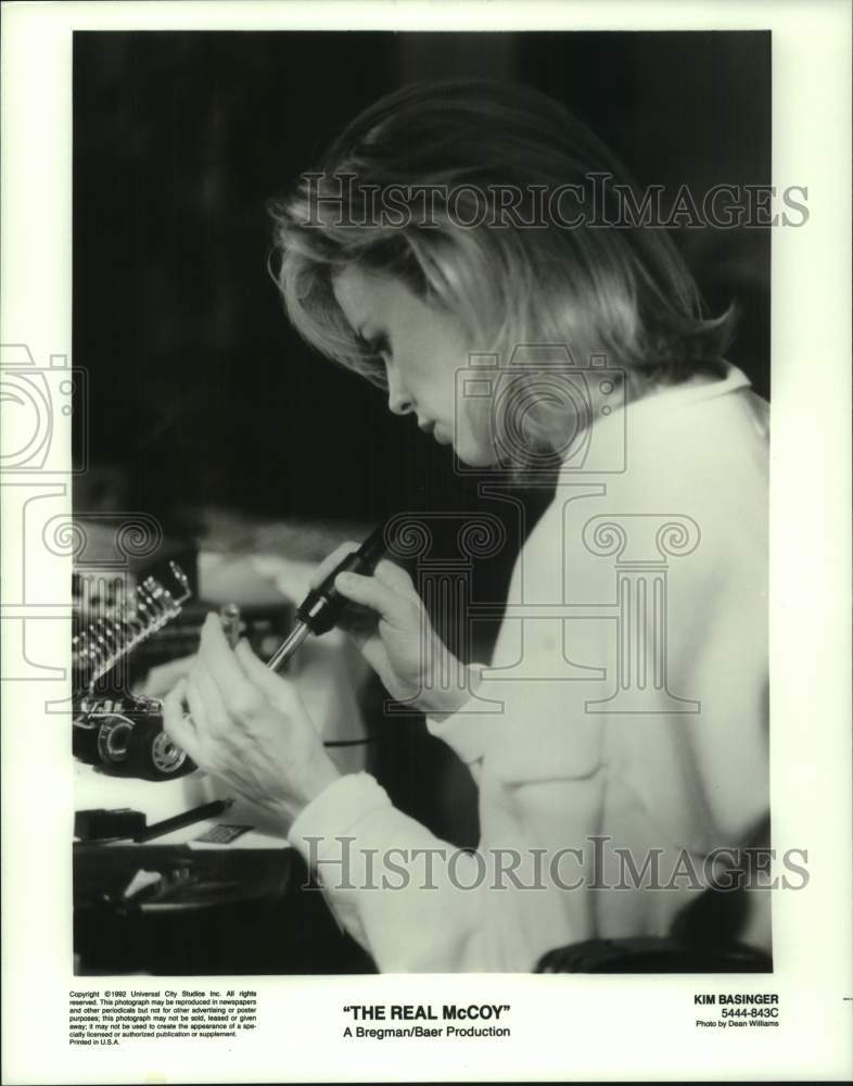 1992 Press Photo &quot;The Real McCoy&quot; Movie Scene Starring Kim Basinger - hcp12992- Historic Images