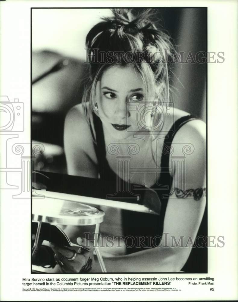 1998 Press Photo &quot;The Replacement Killers&quot; Movie Scene with Mira Sorvino- Historic Images