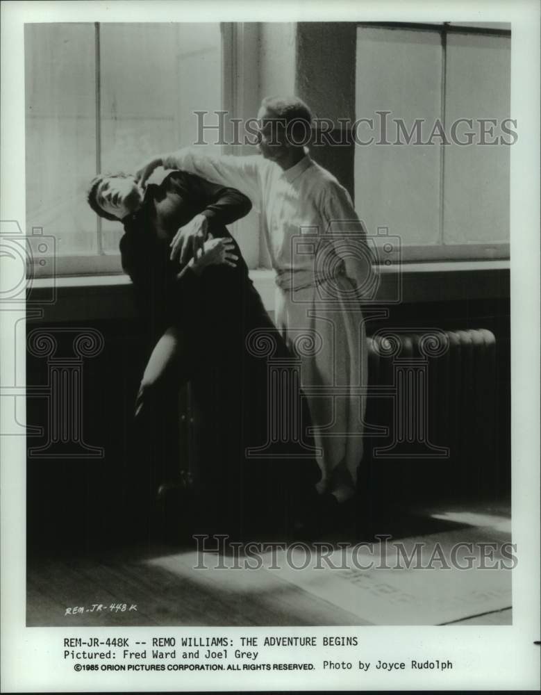 1985 Press Photo Fred Ward, Joel Grey in &quot;Remo Williams: The Adventure Begins&quot;- Historic Images