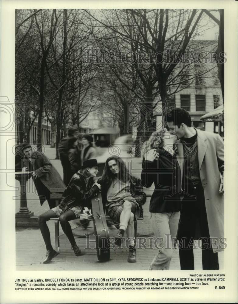 1992 Press Photo Cast members of Warner Brothers&#39; romantic comedy &quot;Singles&quot;- Historic Images