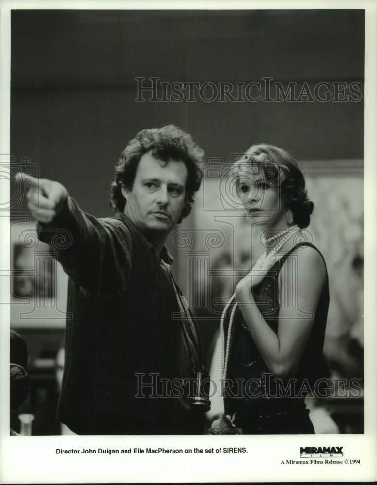 1994 Press Photo Director John Duigan and Elle MacPherson on the set of "Sirens"- Historic Images