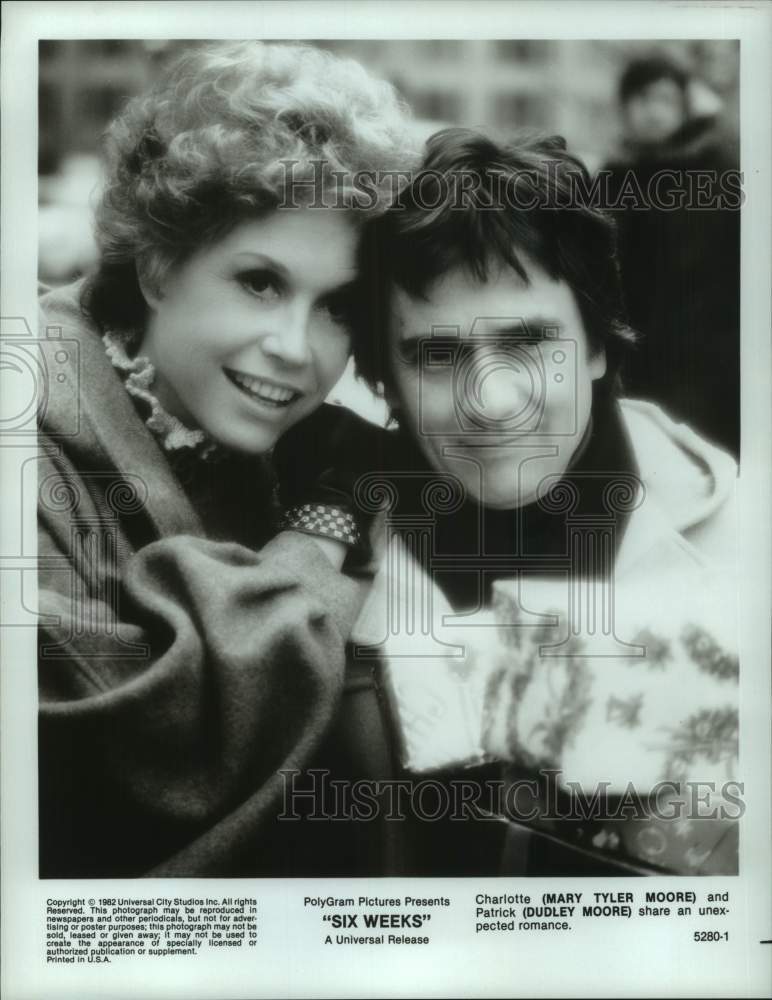 1982 Press Photo Mary Tyler Moore, Dudley Moore star in &quot;Six Weeks&quot; - hcp13218- Historic Images