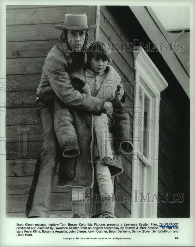 1985 Press Photo Scott Glenn Rescues Tom Brown in Columbia Pictures &quot;Silverado&quot;- Historic Images