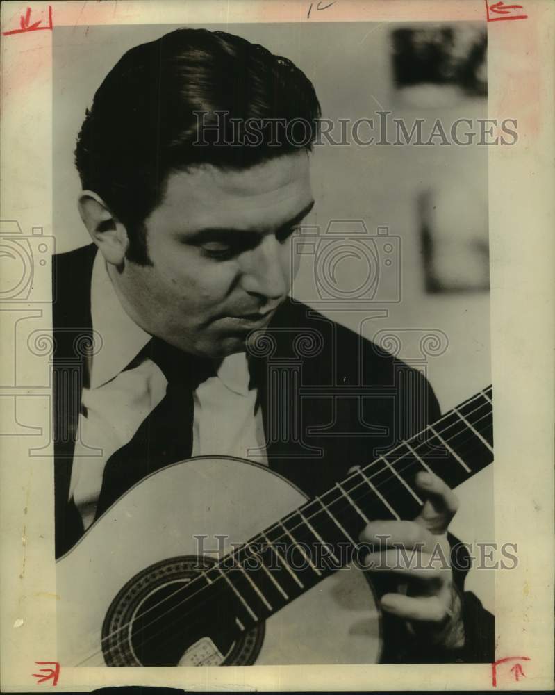 1963 Press Photo Actor Theodore Bikel got his start as a folk singer - hcp17241- Historic Images