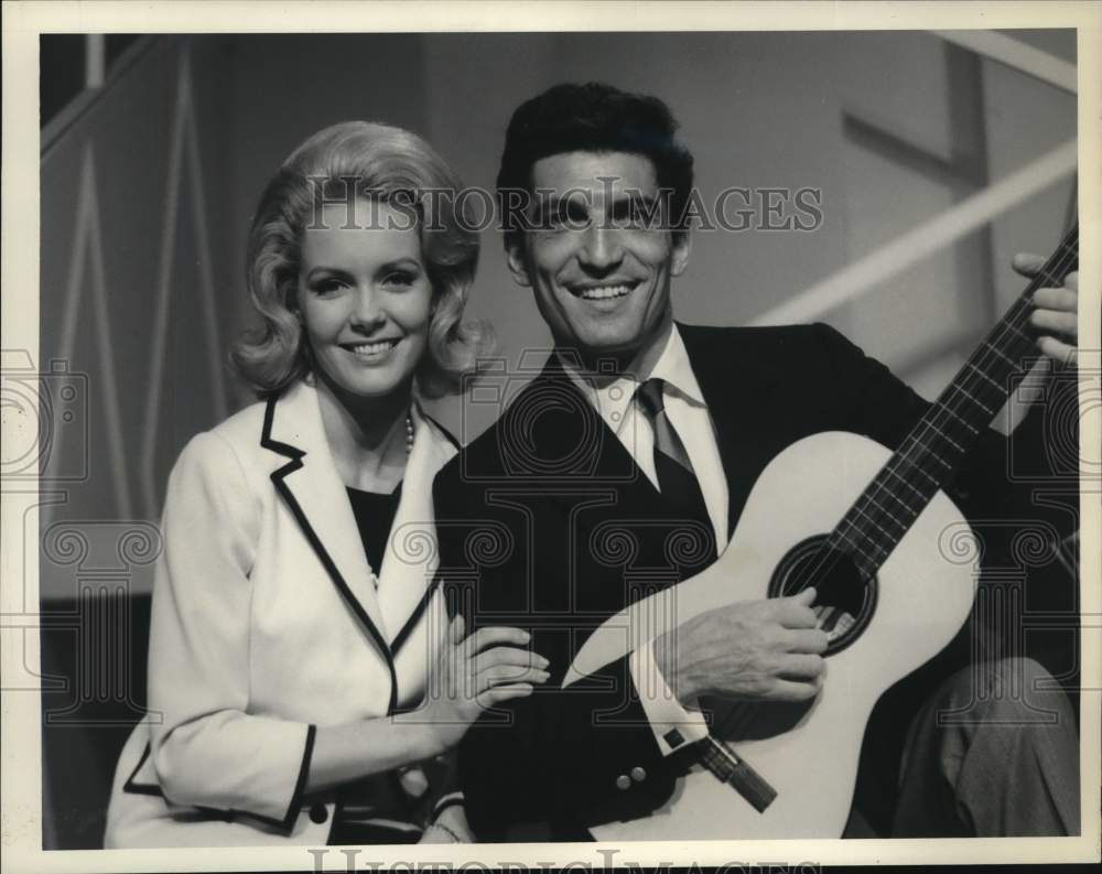 1965 Press Photo Actors Linda Bennett and Sergio Franchi act in "Fanfare"