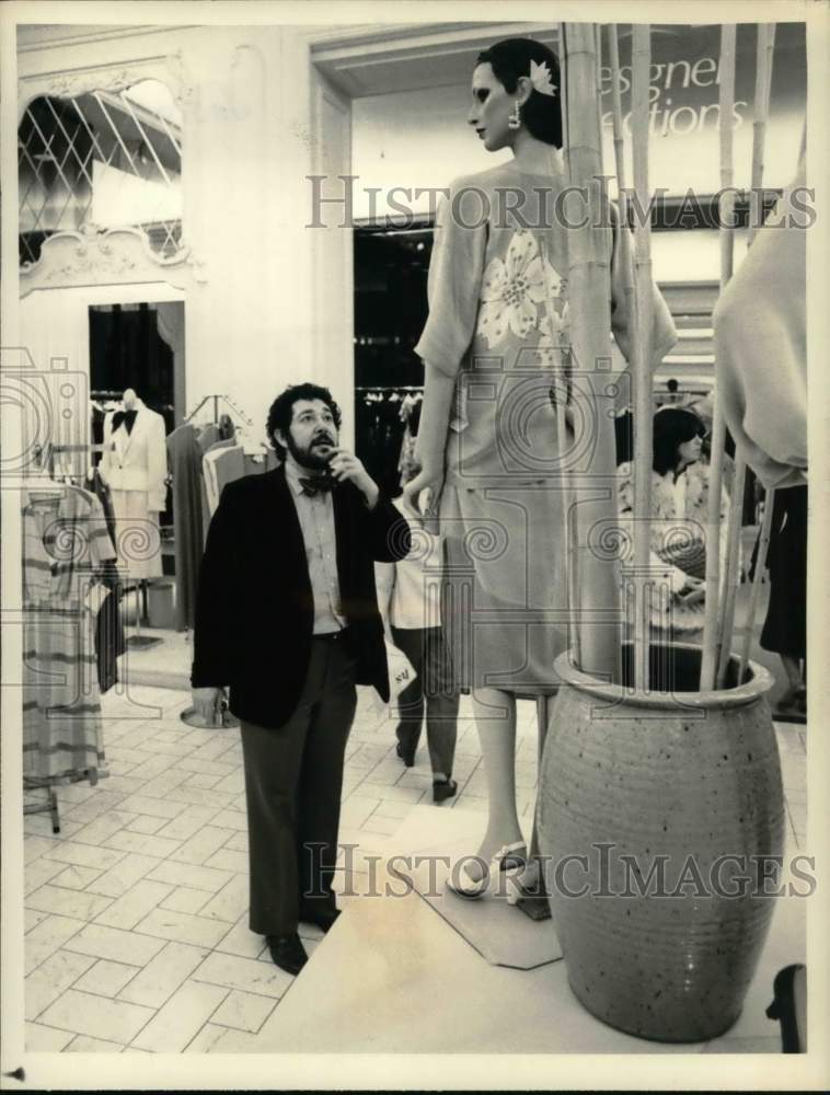 1980 Press Photo Robert Anton, Costume Designer for &quot;Search for Tomorrow&quot; CBS- Historic Images