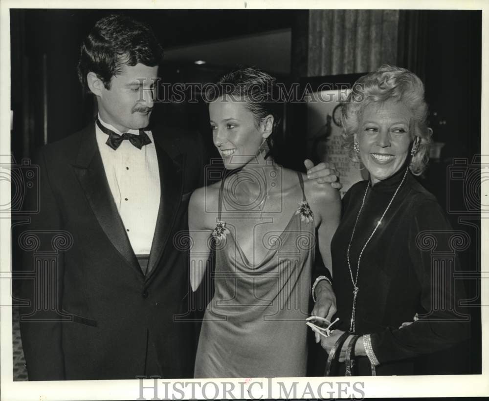 1984 Press Photo Actress Lisa Hart Carroll with twin brother Jack and mother