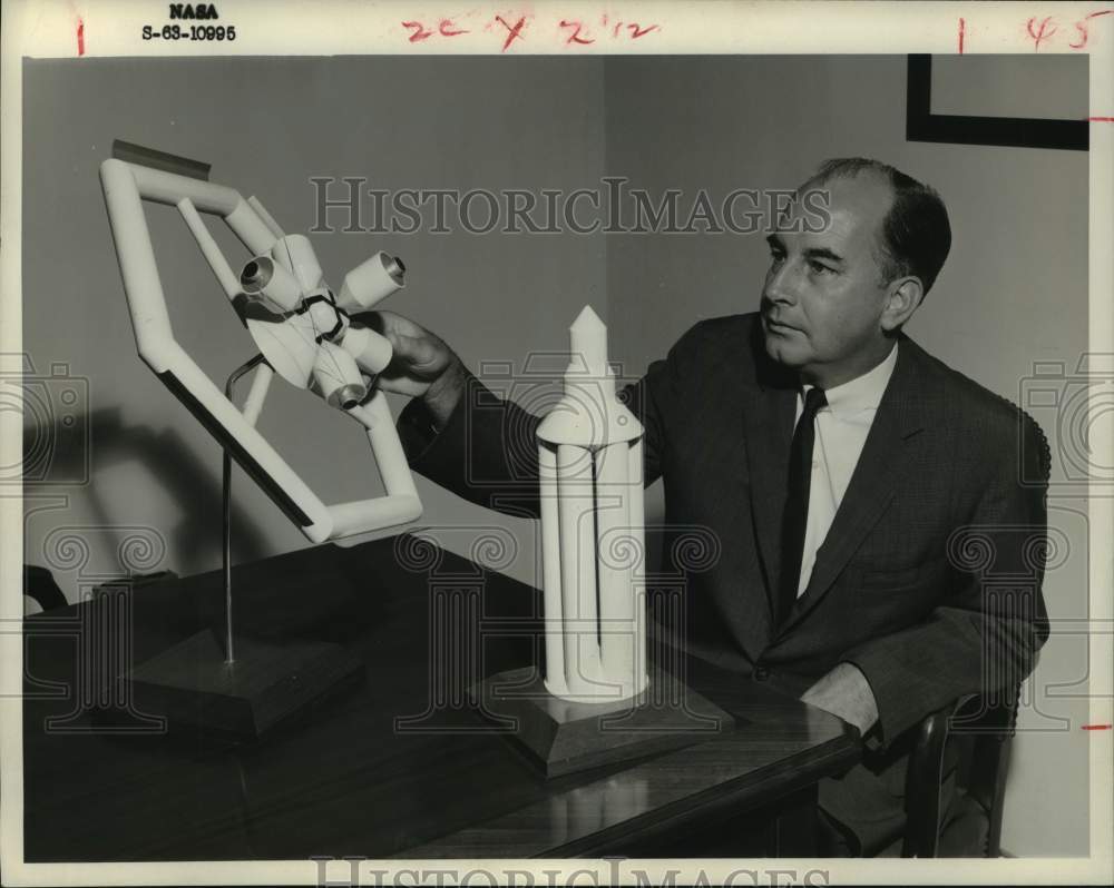 1963 Press Photo Rene Berglund of Manned Spacecraft Center design branch