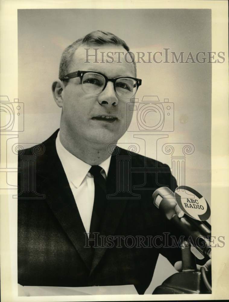 1964 Press Photo Ex-Chicago White Sox pitcher Jim Brosnan - hcp33917- Historic Images