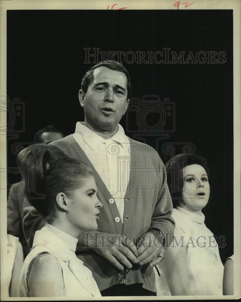 1965 Press Photo Singer Perry Como Performs with Ladies - hcp35423- Historic Images