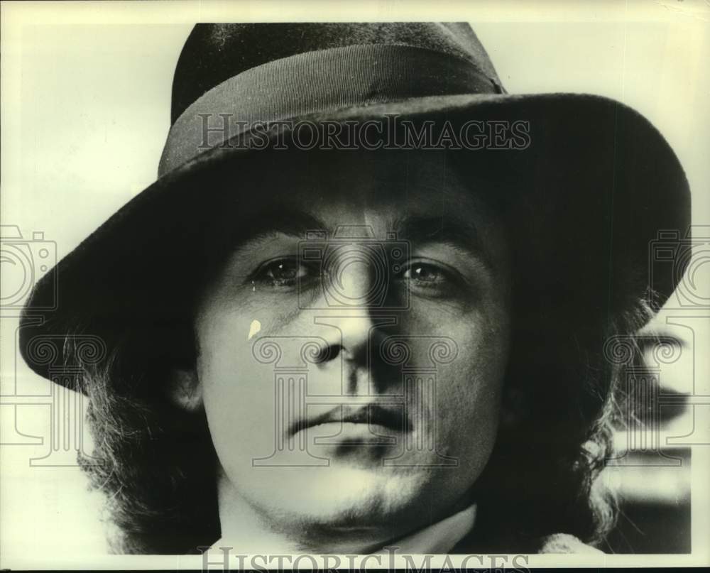 1979 Press Photo Peter Egan plays Oscar Wilde in &quot;Lillie&quot; - hcp37488- Historic Images