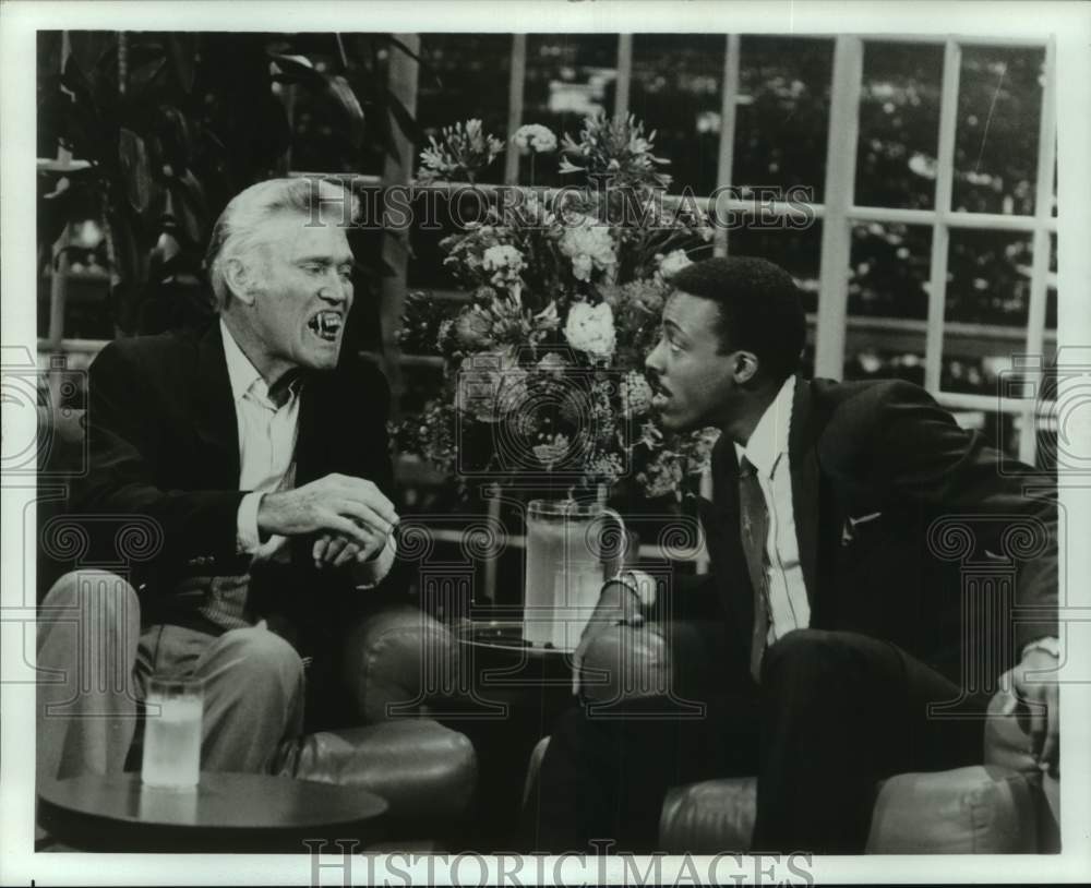 1987 Press Photo Actor Chuck Connors with Arsenio Hall on &quot;The Late Show&quot;- Historic Images