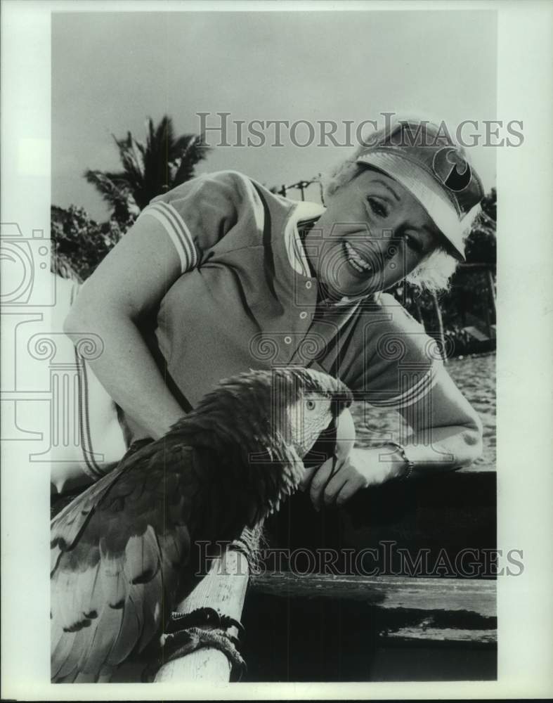 1981 Press Photo Actress Debbie Reynolds Speaks with Parrot - hcp41115- Historic Images