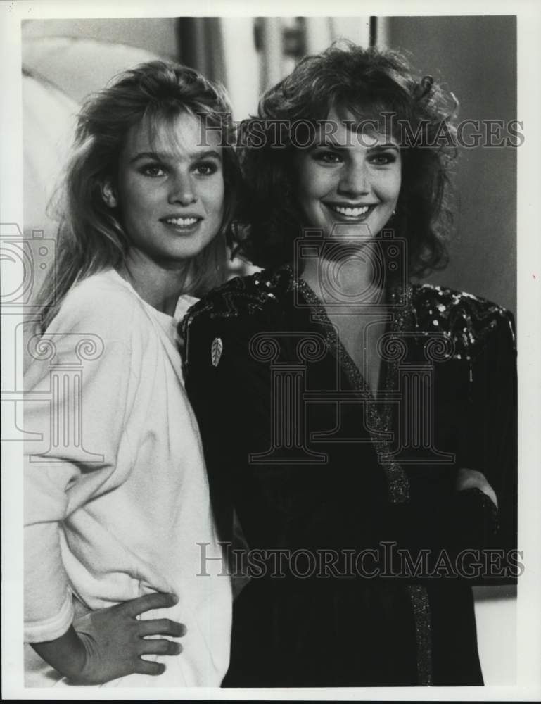 1984 Press Photo Actors Terri Farrell, Nicollette Sheridan in &quot;Paper Dolls&quot;- Historic Images