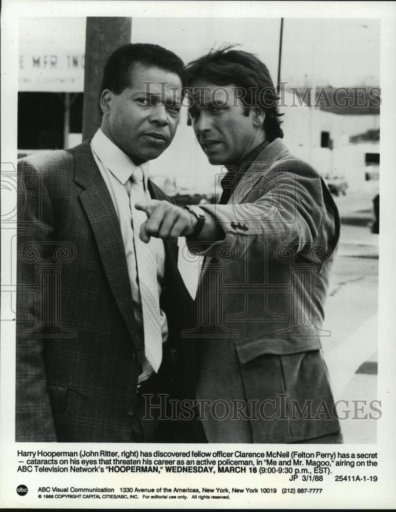 1988 Press Photo Actor Felton Perry and John Ritter in Scene of "Hooperman"- Historic Images