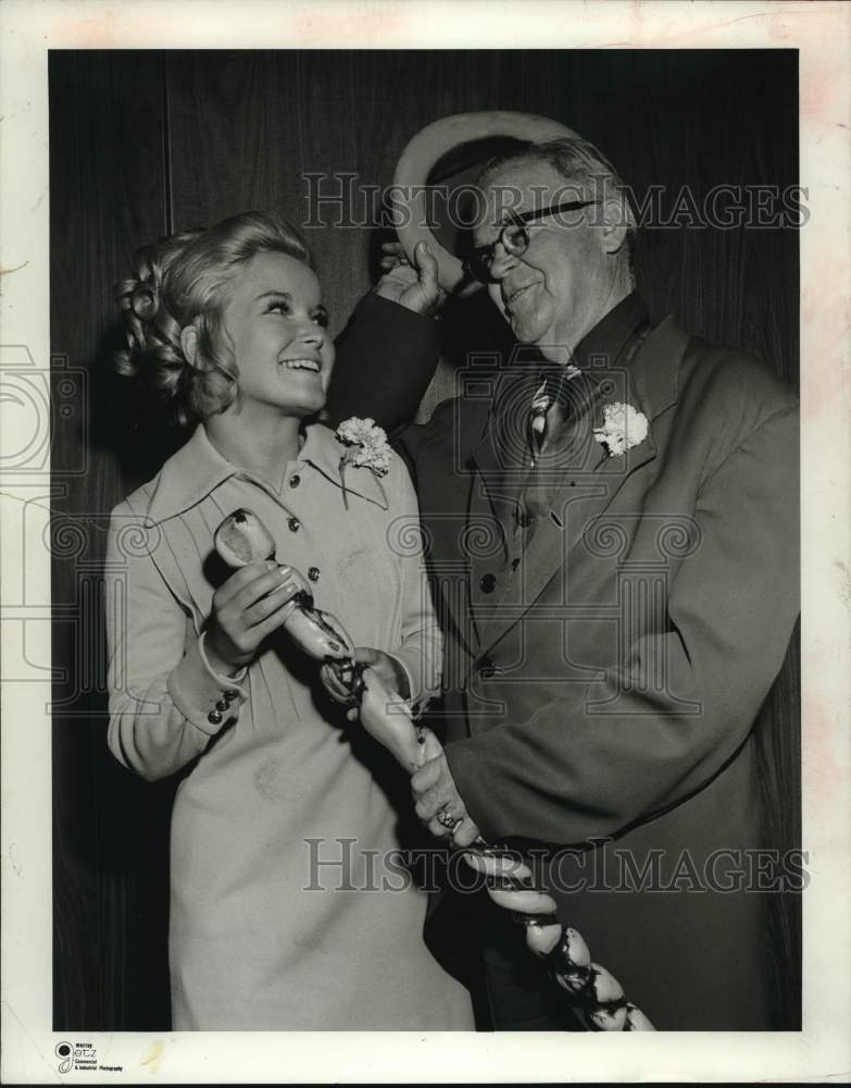 1970 Press Photo Figure Skater Joni Graham with Pat Scott - hcp48504- Historic Images