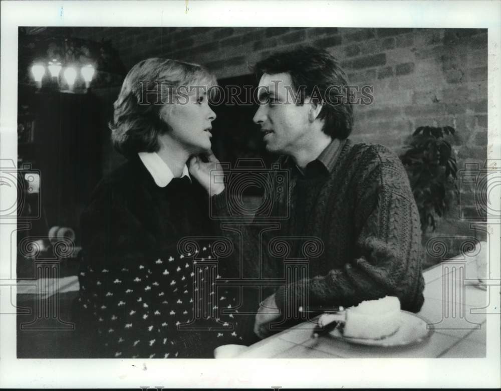 1985 Press Photo Actor Sharon Gless and John Ritter in Letting Go - hcp50162- Historic Images