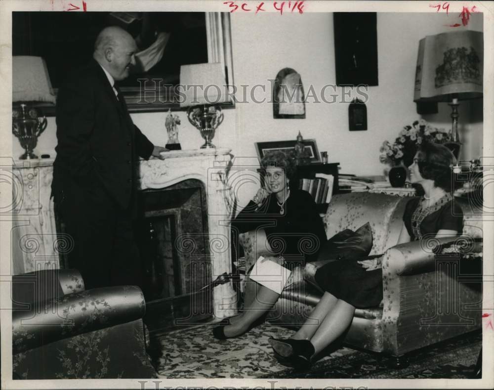 1964 Press Photo Queen Frederika & Princess Irene, Eddy Gilmore in Sitting Room