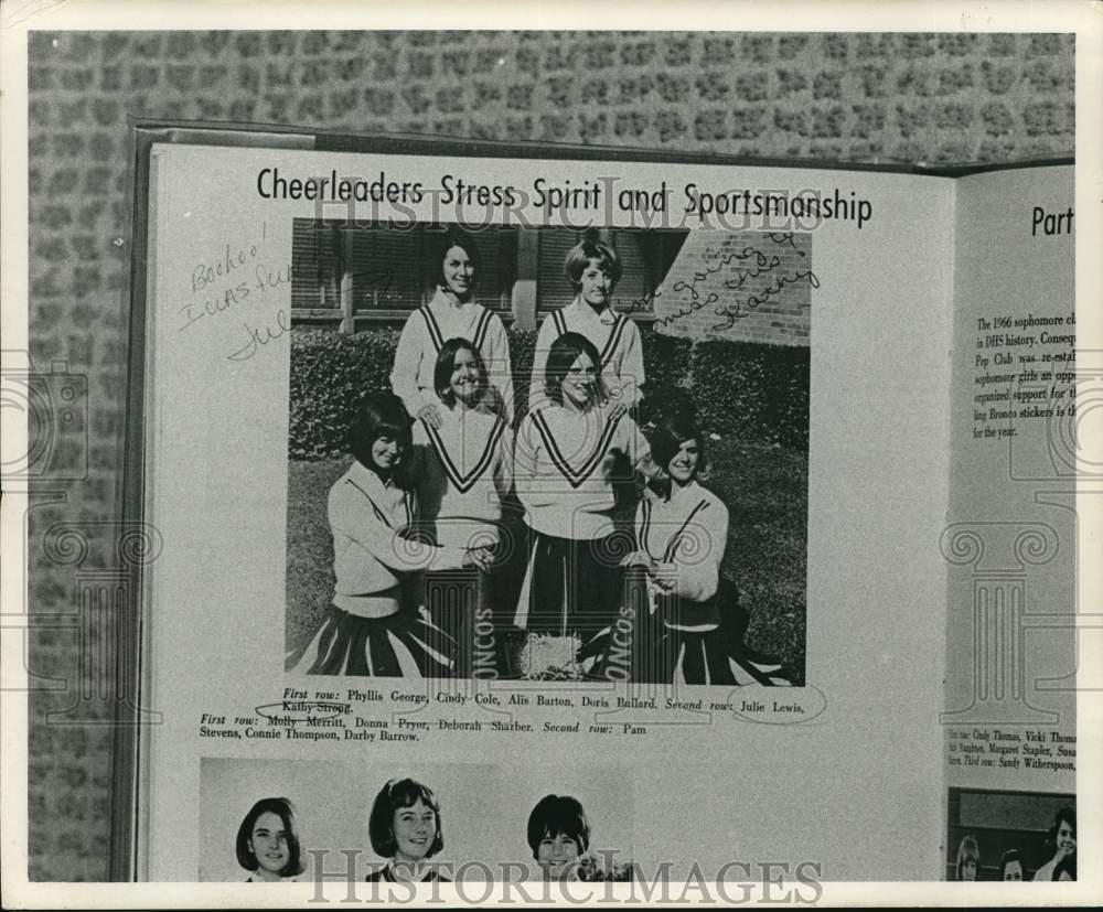 1971 Press Photo Phyllis George &amp; High School Cheerleading Team in Yearbook- Historic Images