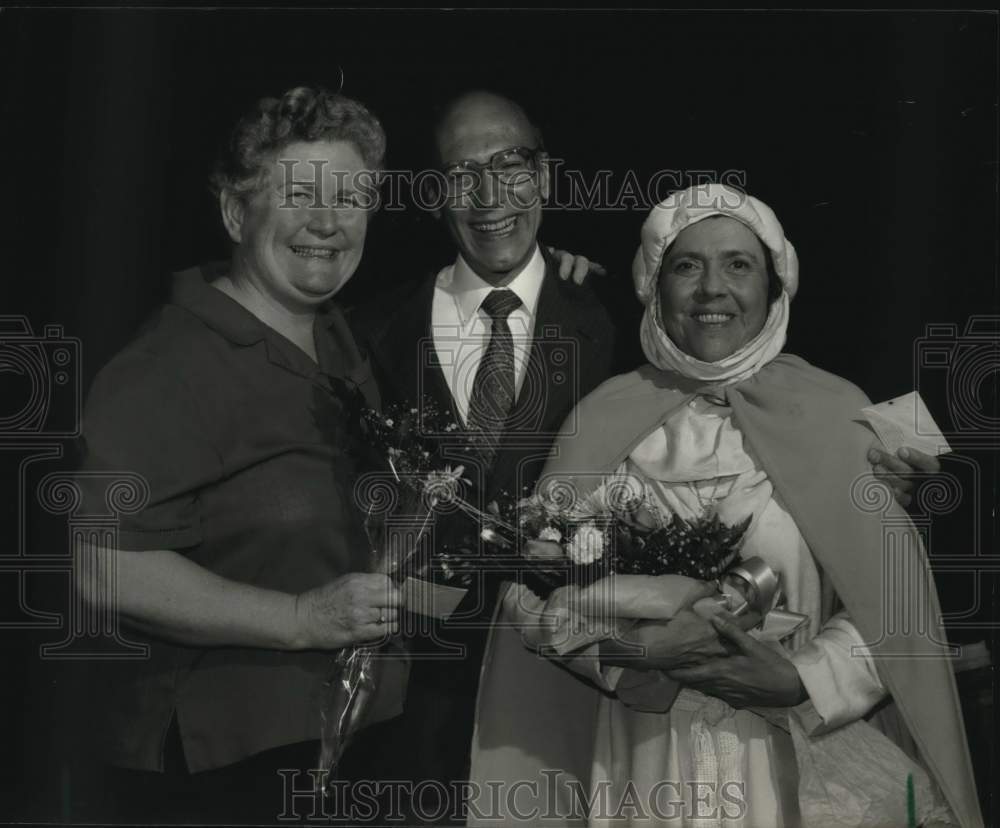 1986 Press Photo Actress Jeanette Clift George Congratulated for &quot;Julian&quot; Play- Historic Images