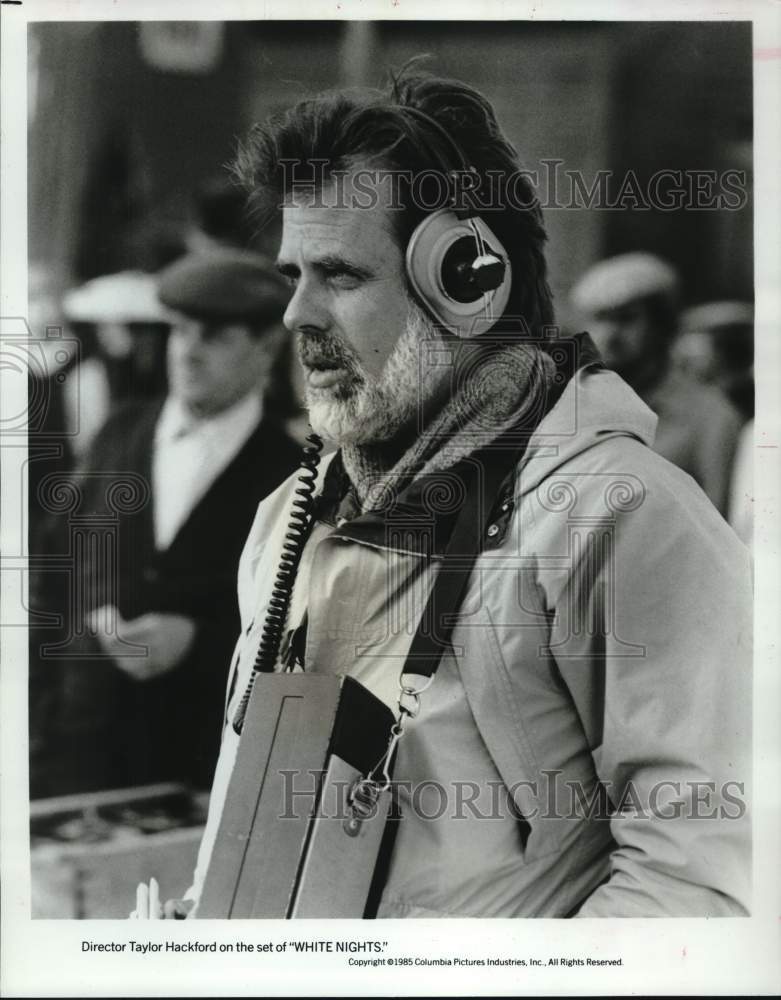 1985 Press Photo Director Taylor Hackford on the Set of &quot;White Nights&quot;- Historic Images