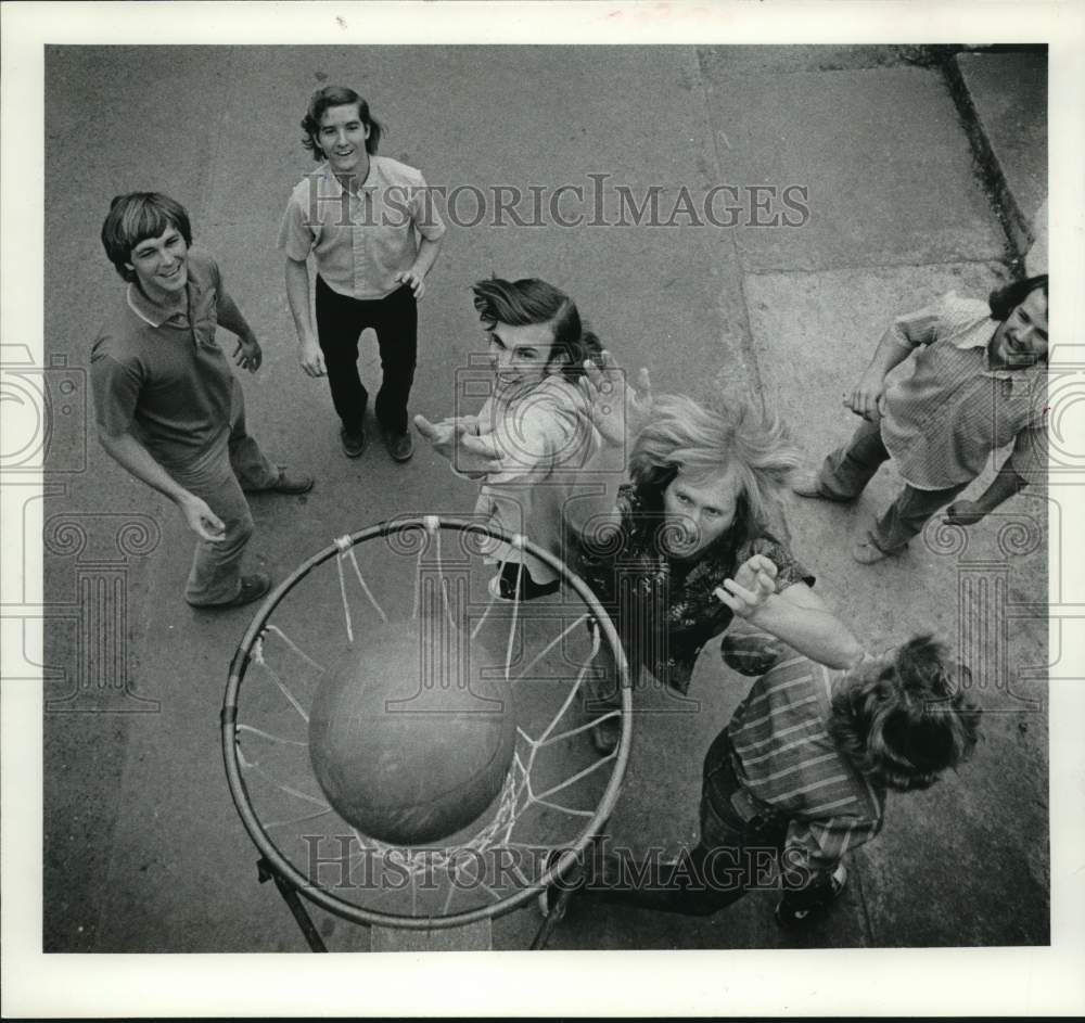 1975 Press Photo &quot;Woodcraft Gang&quot; Play Basketball at Bethany Methodist Church- Historic Images