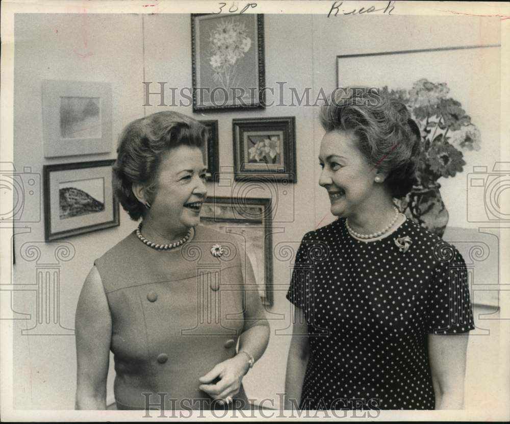 1970 Press Photo Mrs. Fred Heyne &amp; Mrs. Russell McFarlane at Junior League- Historic Images