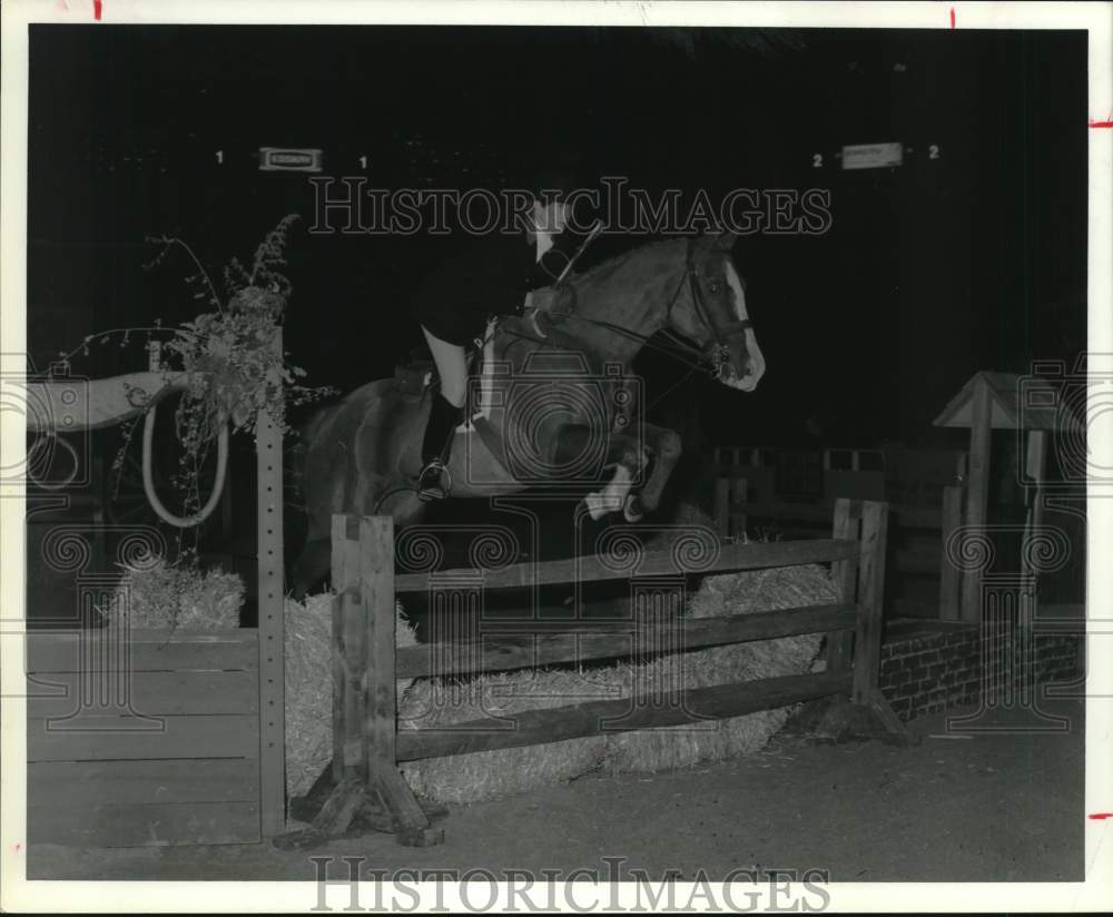 1989 Press Photo Beverly Crispin Heffernan jumps hurdles with cow pony Nick.- Historic Images