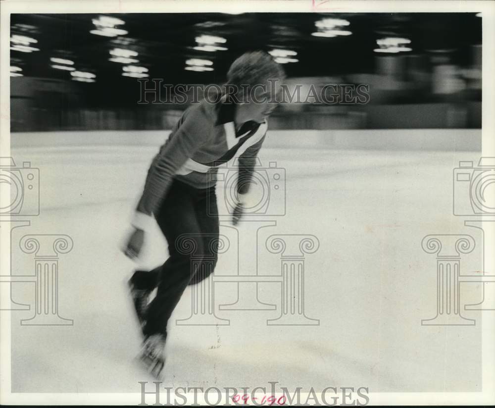 1976 Press Photo Anne Henning Skating at Ice Haus Rink - hcp56554- Historic Images