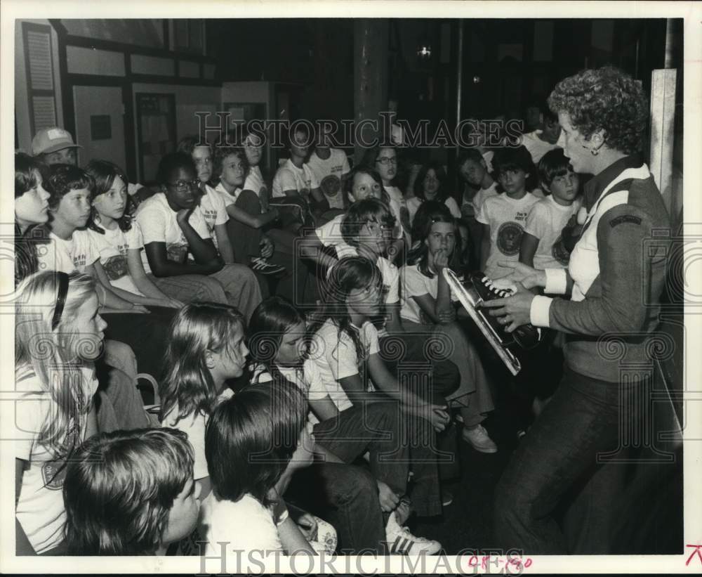 1976 Press Photo Speed Skater Anne Henning Speaking at Northwest Academy- Historic Images