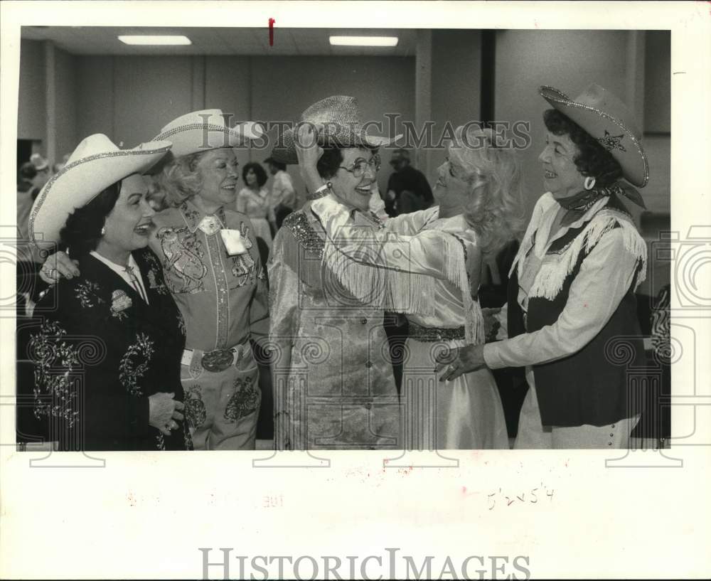 1982 Press Photo Mrs. Bear Gracey (Leona), Jan Ford, Hazel (Mrs. Bob) Herrin- Historic Images