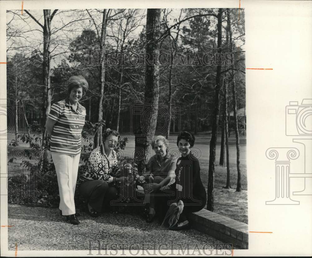 1971 Press Photo Women at Home of Jim Hamilton of Panorama Country Club- Historic Images