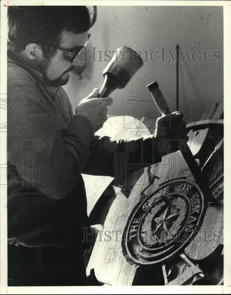 1980 Press Photo Woodcarver Rodney Hill, &quot;The State of Texas&quot; - hcp57091- Historic Images