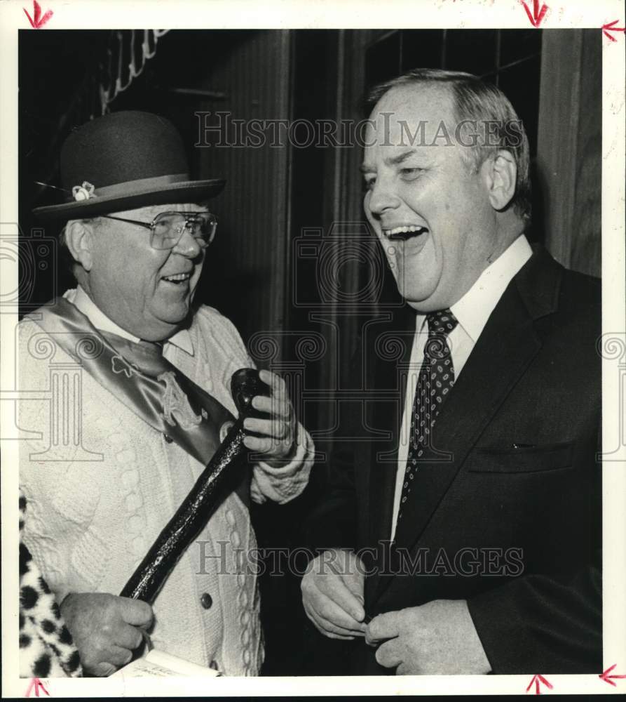 1985 Press Photo Arthur Kelly of Ancient Order of Hiberians with Jim Harrigan