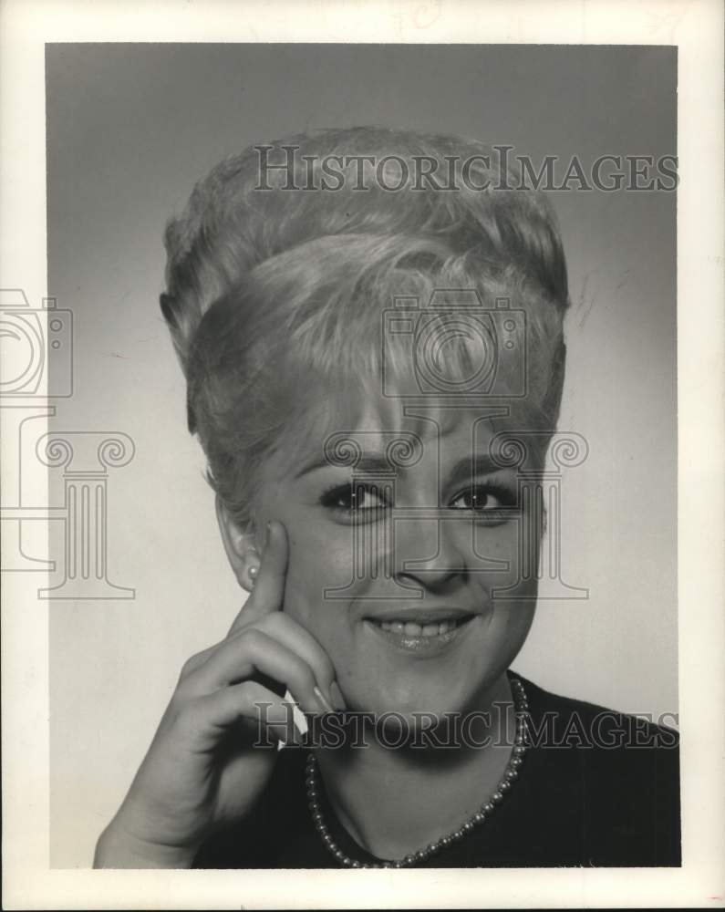 1963 Press Photo Lynne Larson, Graduate of Spring Branch High School - hcp64985- Historic Images