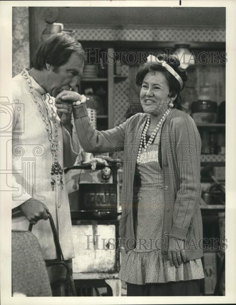 1977 Press Photo Jay Robinson, Edie McClurg on &quot;The Kallikaks&quot; - hcp69314- Historic Images