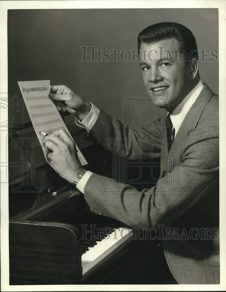 Press Photo TV host Win Martindale of &quot;What&#39;s This Song?&quot; - hcp69414- Historic Images