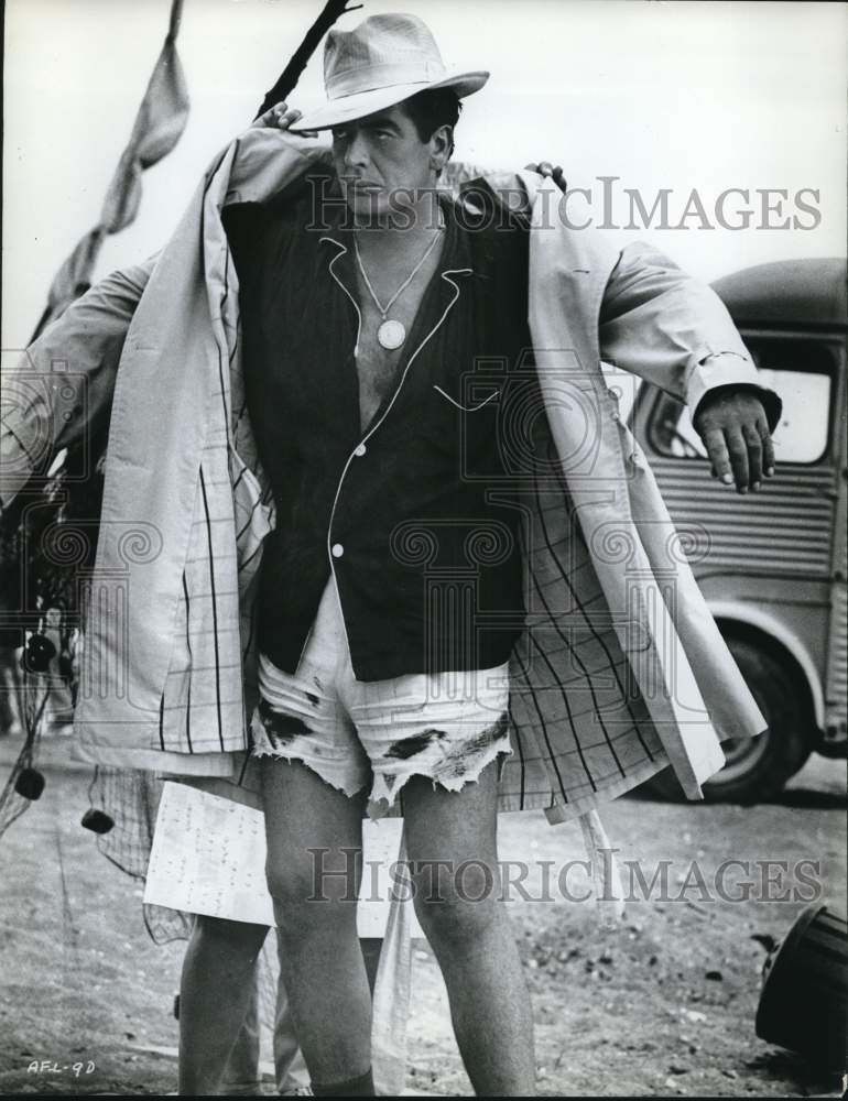 1966 Press Photo Actor Victor Mature in "After the Fox" - hcp71444