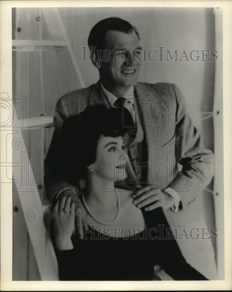 1964 Press Photo Patricia Medina &amp; Joseph Cotten in &quot;Seven Ways of Love&quot;- Historic Images