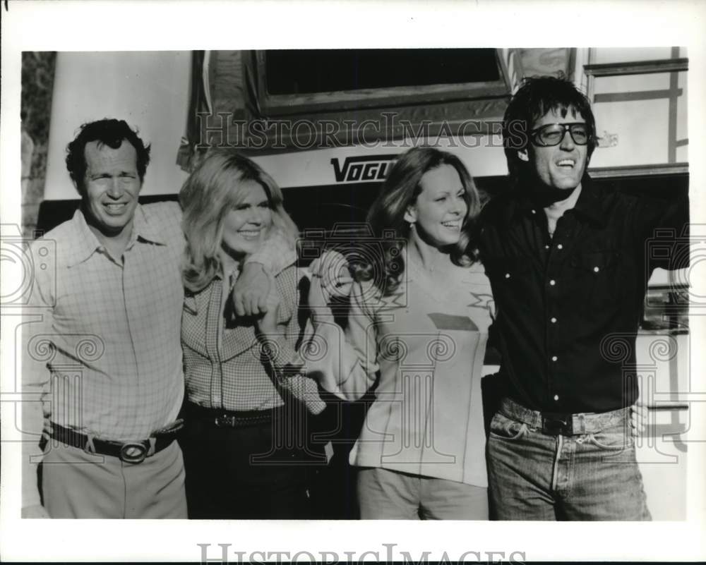 1977 Press Photo Actors Warren Oates, Loretta Swit, Lara Parker, Peter Fonda.- Historic Images