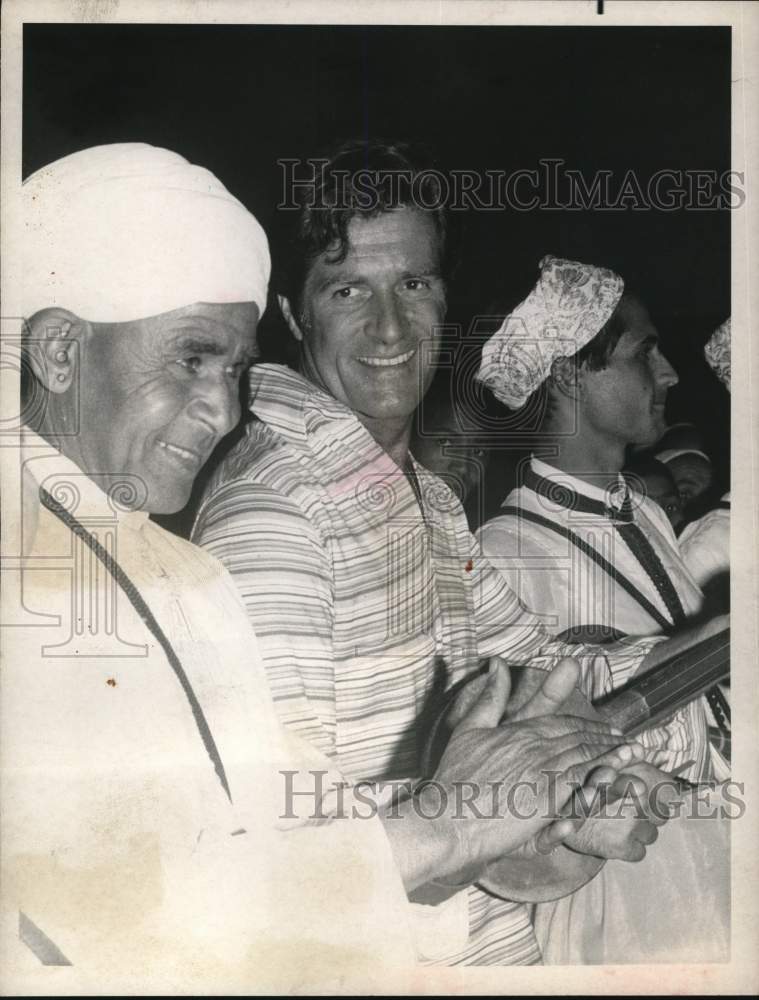 1970 Press Photo Actors Hugh O&#39;Brian &amp; Berber Tribesmen in &quot;It&#39;s a Man&#39;s World.&quot;- Historic Images